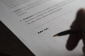 怎样查询网贷欠款,老哥分享十款身无分文一招借到5000元的小贷