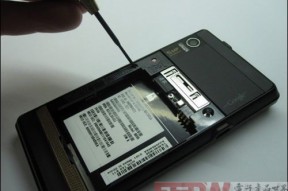 Moto Droid首周末售10万部 新机惨遭拆解