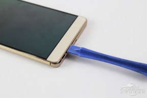中兴AXON天机MAX拆解：做工扎实用料厚道